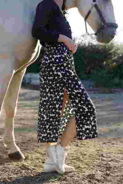 Détail jupe longue fleurie et sneakers blanches, shooting mode avec cheval — Lookbook April & C, Montpellier