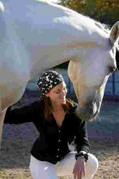 Complicité entre une modèle et un cheval blanc, accessoires April & C — Shooting mode en plein air, Montpellier