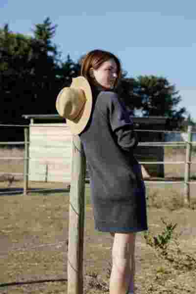 Modèle de dos en robe grise avec chapeau de paille, shooting mode en extérieur — Lookbook April & C, Montpellier