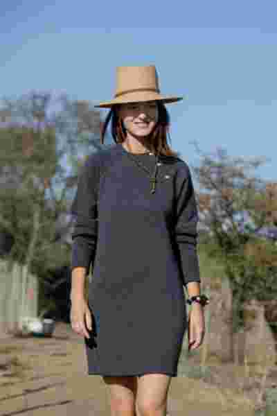 Portrait modèle souriante en robe grise et chapeau de paille dans un paddock — Photographe lookbook mode Occitanie