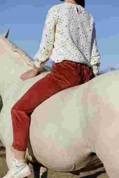 Détail tenue pantalon terracotta et blouse broderie anglaise, modèle à cheval — Lookbook April & C, Occitanie