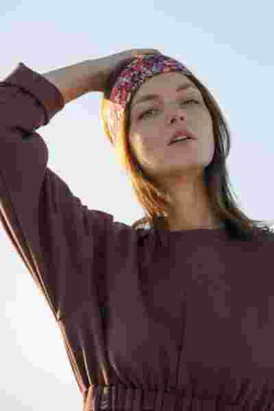 Portrait modèle en robe sweat bordeaux et headband fleuri, lumière dorée — Lookbook April & C, Occitanie