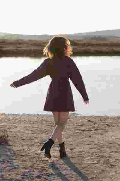 Modèle de dos en robe sweat bordeaux et bottines au bord d'un lac — Shooting mode April & C, Montpellier