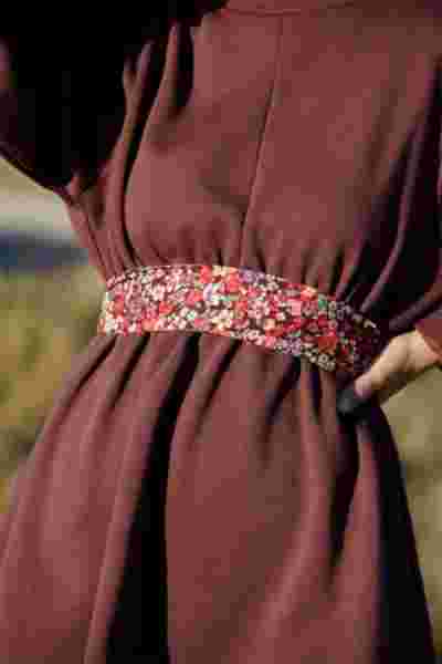 Détail ceinture fleurie sur robe sweat bordeaux en plein air — Lookbook April & C, photographe mode Occitanie