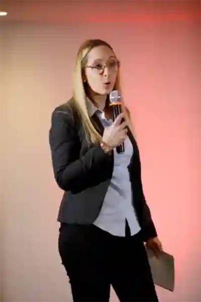 Intervenante en plein discours