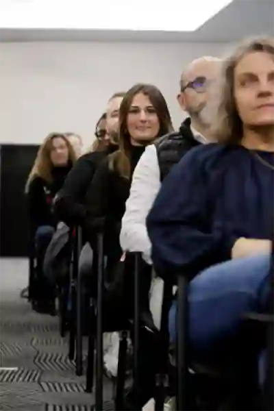 Collaborateurs attentifs au discours