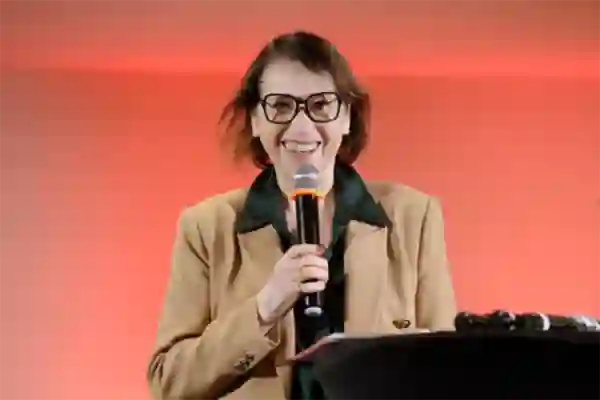 Directrice souriante et dynamique