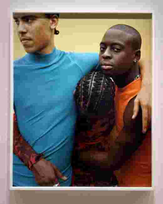 Portrait de mode par Tyler Mitchell, deux hommes en vêtements colorés