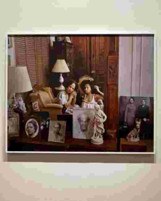 Deux femmes dans un intérieur avec portraits de famille par Tyler Mitchell