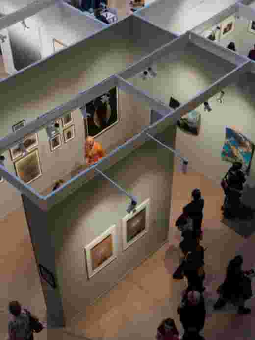 Vue plongeante des stands de Paris Photo au Grand Palais