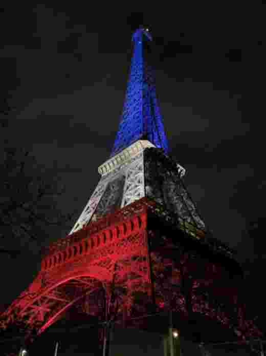 Tour Eiffel illuminée aux couleurs bleu blanc rouge en hommage aux attentats du 13 novembre