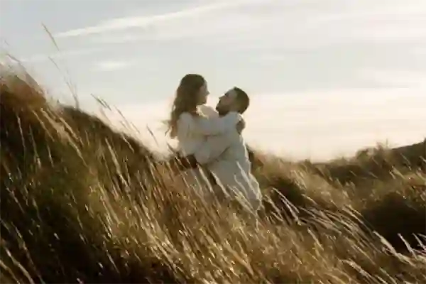 Séance engagement Valras-Plage - Photographe couple Béziers - Complicité dans les dunes