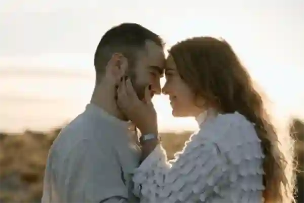 Photographe engagement Béziers Hérault - Séance couple Valras-Plage - Tendresse et lumière dorée