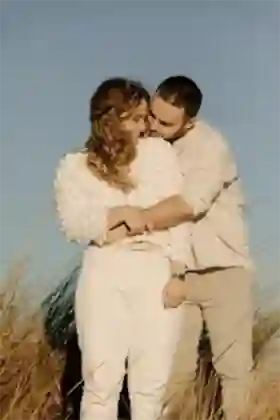 Photographe engagement Béziers - Séance couple Valras - Complicité et lumière dorée