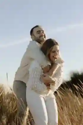 Séance couple Valras-Plage - Photographe engagement Béziers Hérault - Complicité naturelle