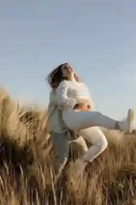 Séance engagement plage Valras - Photographe Béziers Hérault - Joie et spontanéité