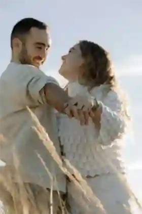 Photographe couple Béziers - Séance engagement Valras-Plage - Moments de rires partagés