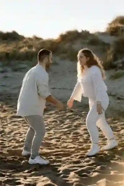 Photographe engagement Béziers - Séance couple Valras-Plage - Danse au coucher du soleil