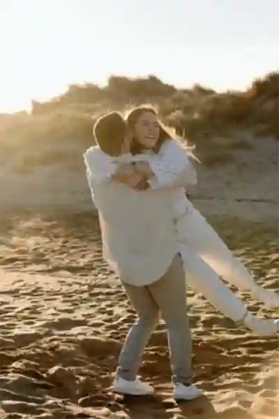 Séance engagement Valras - Photographe couple Béziers Hérault - Lumière dorée sur la plage