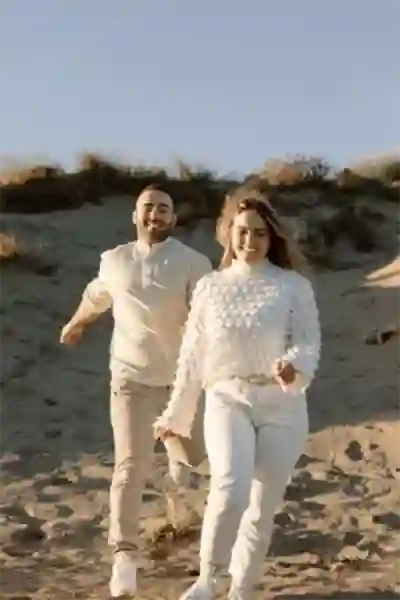 Photographe couple Béziers - Séance engagement plage Valras - Complicité au bord de mer