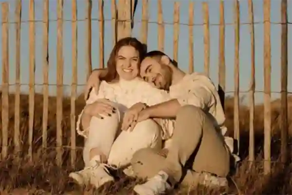 Photographe engagement Béziers Hérault - Séance couple Valras - Complicité au soleil couchant