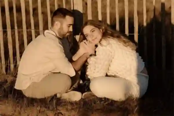 Séance engagement plage Valras - Photographe Béziers - Instant de douceur partagée