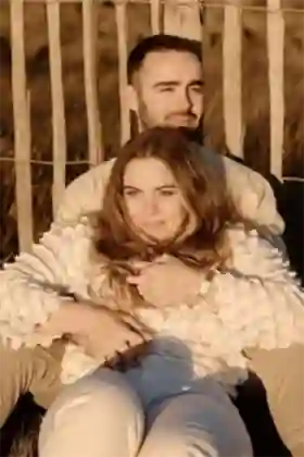 Séance engagement Valras - Photographe couple Béziers Hérault - Complicité au coucher du soleil