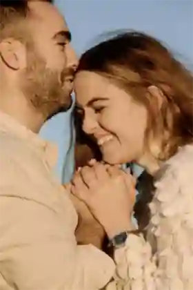 Photographe couple Béziers - Séance engagement Valras-Plage - Détails et intimité