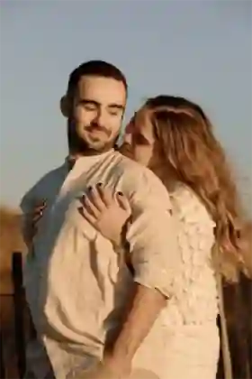 Séance engagement plage Valras - Photographe Béziers - Moments tendres au soleil couchant