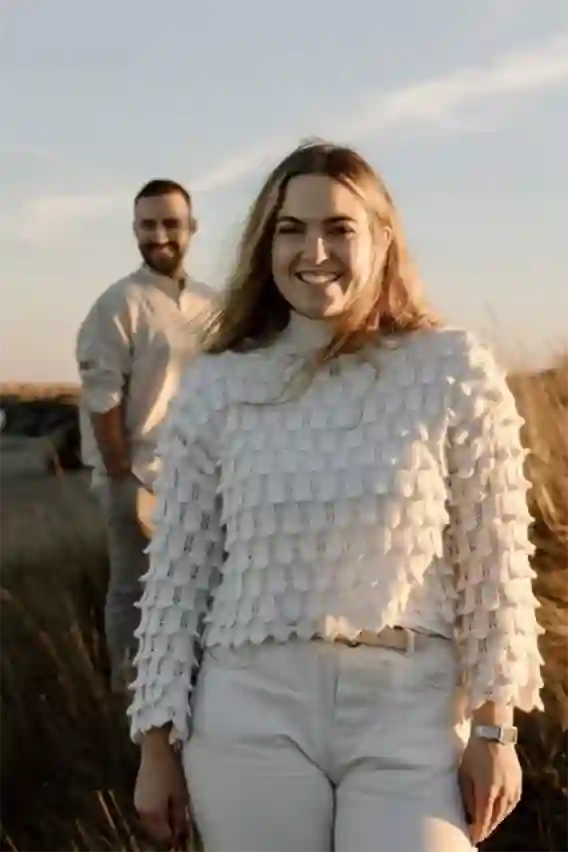 Portrait engagement Valras - Photographe couple Béziers - Séance photo naturelle Hérault