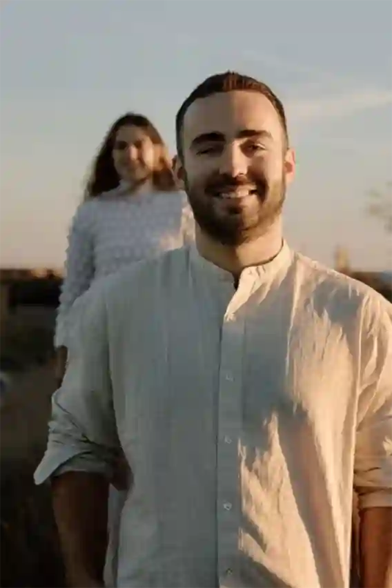 Portrait couple Valras-Plage - Photographe engagement Béziers - Lumière golden hour