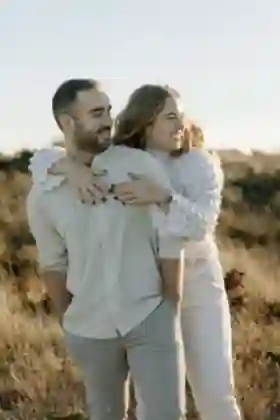 Séance couple lumineuse à Béziers, tout en douceur