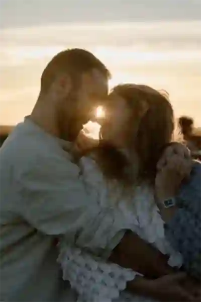 Séance engagement Valras-Plage - Photographe couple Béziers - Portrait naturel lumière dorée