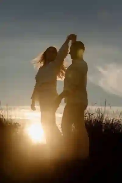 Séance engagement Valras - Photographe couple Béziers Hérault - Complicité au coucher du soleil