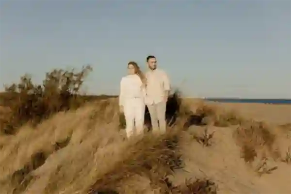 Séance engagement dans les dunes de Valras-Plage, en toute simplicité