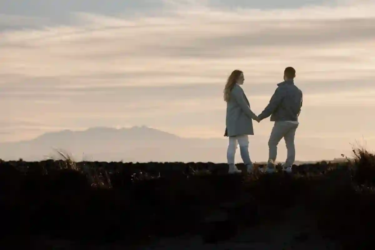 Photographe engagement Béziers Hérault - Séance couple Valras plage - Couple au soleil couchant