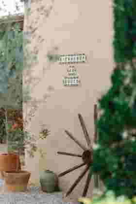 Panneau "Bienvenue au Bouïs" à l'entrée du Château Le Bouïs à Gruissan — Mariage en Occitanie