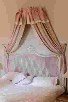 Chambre romantique aux tons roses avec lit à baldaquin — Préparatifs mariage Château Le Bouïs, Gruissan