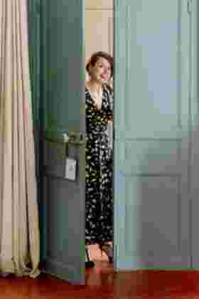 Invitée souriante dans l'embrasure d'une porte bleue — Préparatifs mariage Château Le Bouïs, Gruissan