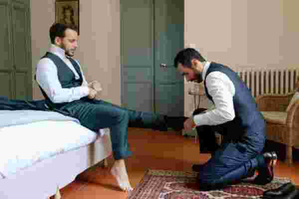 Témoin aidant le marié à enfiler ses chaussures lors des préparatifs — Château Le Bouïs, Gruissan