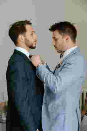 Témoin aidant le marié à nouer sa cravate avant la cérémonie — Château Le Bouïs, Gruissan