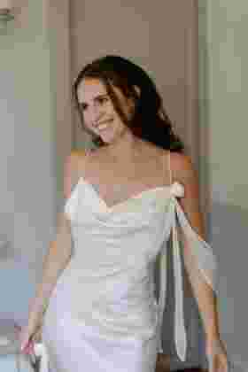 Portrait de la mariée en robe blanche à bretelles avec nœud — Préparatifs mariage Château Le Bouïs, Occitanie