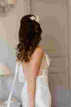 Dos de la mariée en robe blanche dos nu avec accessoire fleuri dans les cheveux — Mariage Gruissan