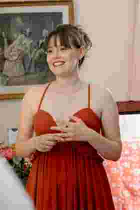 Demoiselle d'honneur souriante en robe terracotta — Préparatifs mariage Château Le Bouïs, Gruissan