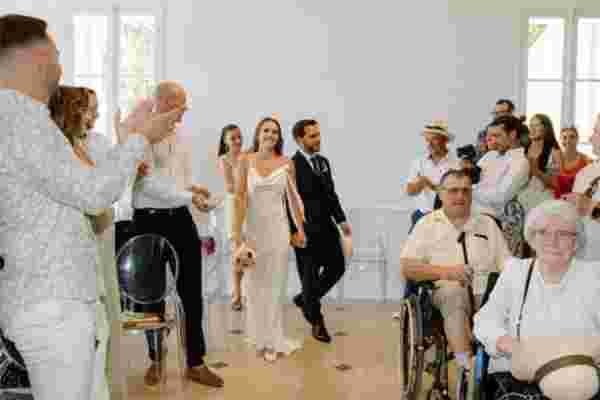 Entrée des mariés applaudis par les invités lors de la cérémonie civile — Mairie de Narbonne