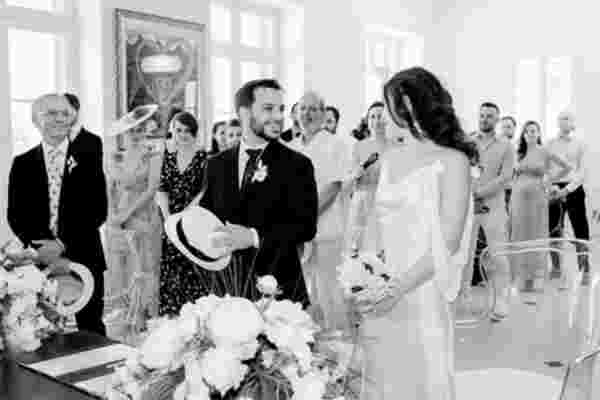 Photo en noir et blanc, échange des consentements devant le maire entouré des proches — Mairie de Narbonne, Occitanie