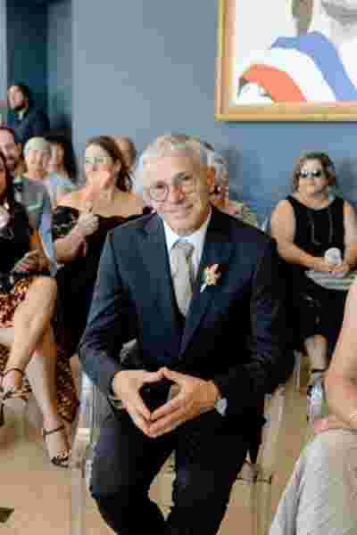 Portrait d'un invité souriant assis devant le drapeau français — Cérémonie civile mairie de Narbonne