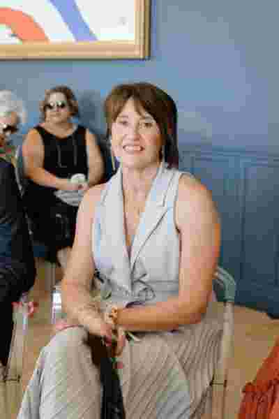 Portrait d'une invitée souriante en robe grise lors de la cérémonie — Mariage mairie de Narbonne, Occitanie