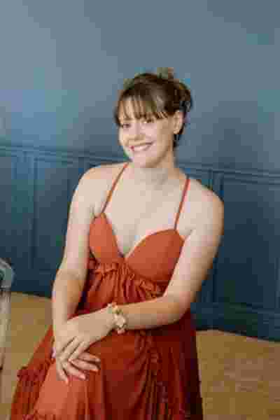 Portrait d'une demoiselle d'honneur en robe terracotta lors de la cérémonie civile — Mairie de Narbonne