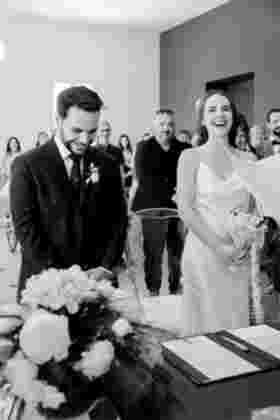 Photo en noir et blanc, mariés riant ensemble lors de la signature à la mairie de Narbonne